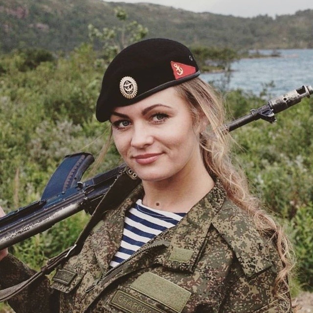 Красивые русские девушки в форме (30 фото)