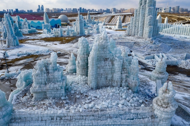 Как рушатся города ледяных скульптур в Харбине