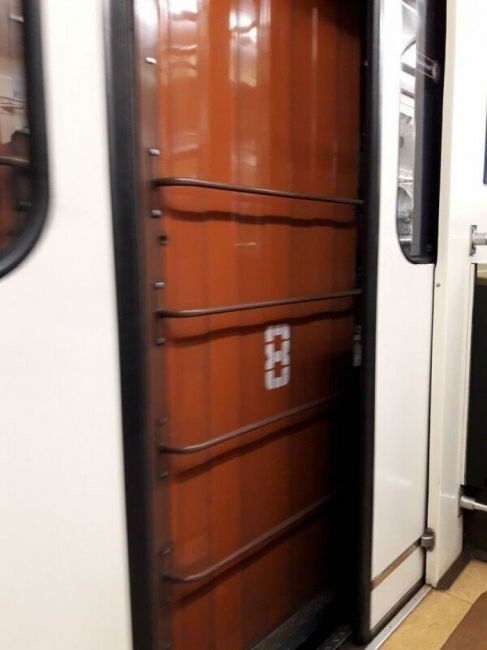 Зачем в Питерском метро станции с дверями?