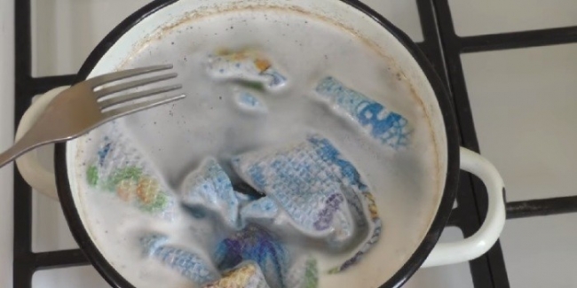 Простой способ очистить нагар на эмалированной посуде (5 фото)