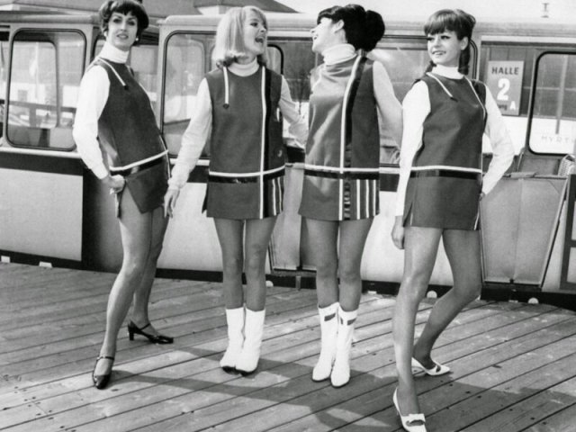 Девушки в мини-юбках из 1960-1970-х годов