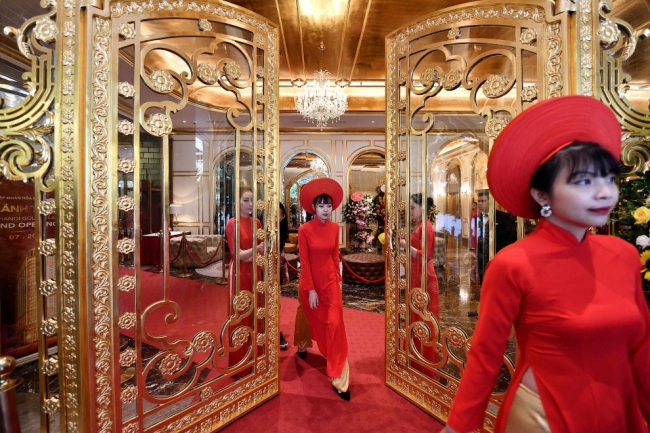 Первый в мире отель из золота Dolce Hanoi Golden Lake