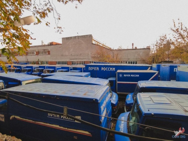 Брошенные грузовики "Почты России" в Москве