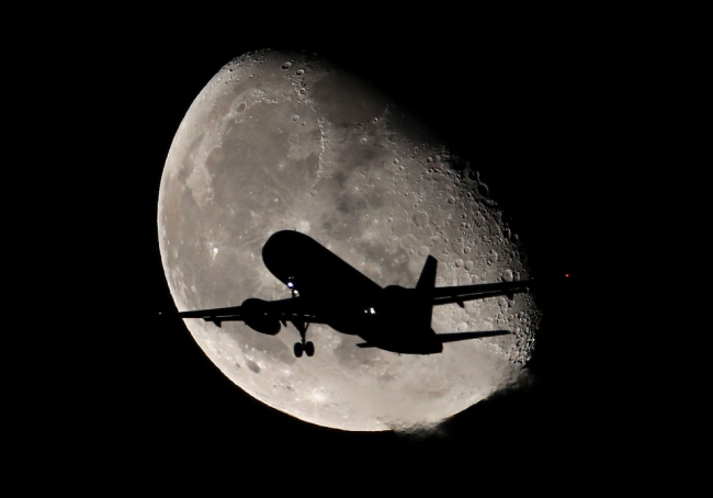 Ночь. Луна. Самолет