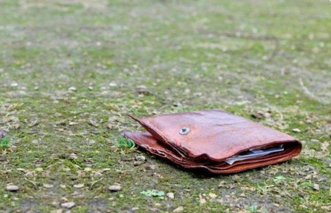 Мужчина нашел старый бумажник с запиской, но он даже представить себе не мо ...