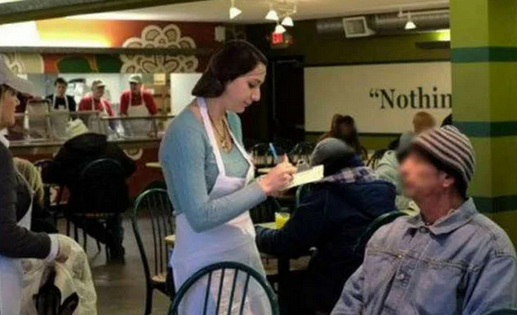 Официантка покормила бездомного, но не представляла, чем это для нее закончится