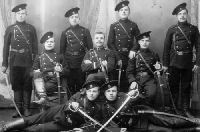 Почему немецкие солдаты носили пистолет с левой стороны, а русские – с правой