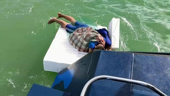 В Малайзии задержали мужчину, который пытался проплыть 6950 километров до Мекки — вплавь, без всякой лодки
