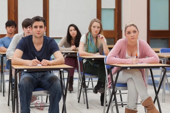 Почему в США ученики сидят по одному за партой, а в российских – по двое