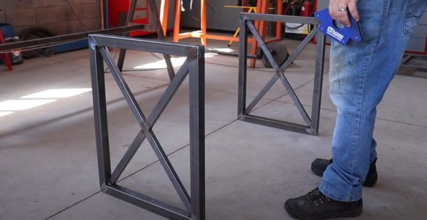 Большой рабочий стол для мастерской из профтрубы и OSB