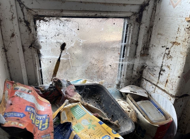 Уборщик показал ужасающие условия внутри дома пожилой пары, где не убирались 20 лет