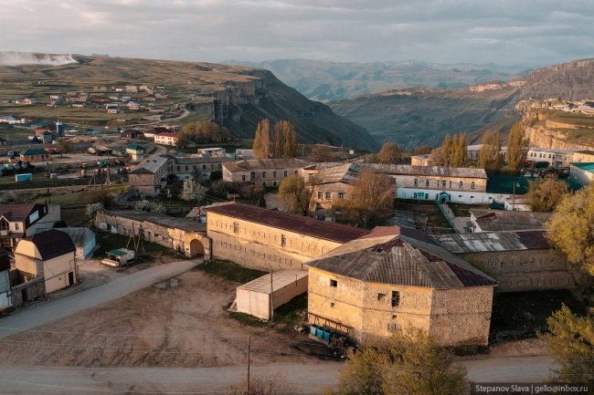 Хунзах — село в Дагестане на краю ущелья