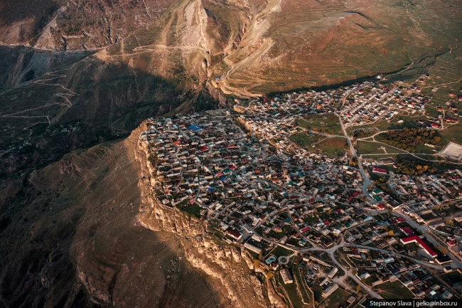 Хунзах — село в Дагестане на краю ущелья