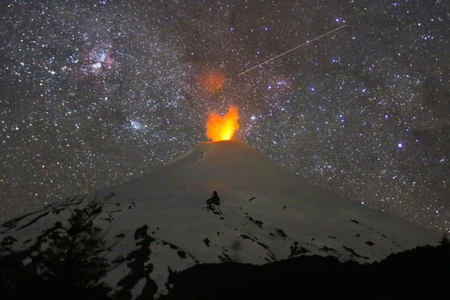 Самые красивые извержения вулканов 2022