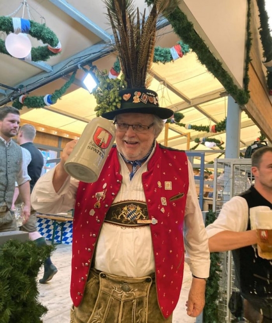 80-летний ветеран Октоберфеста рассказал, что выпивает 7-8 литров пива в де ...