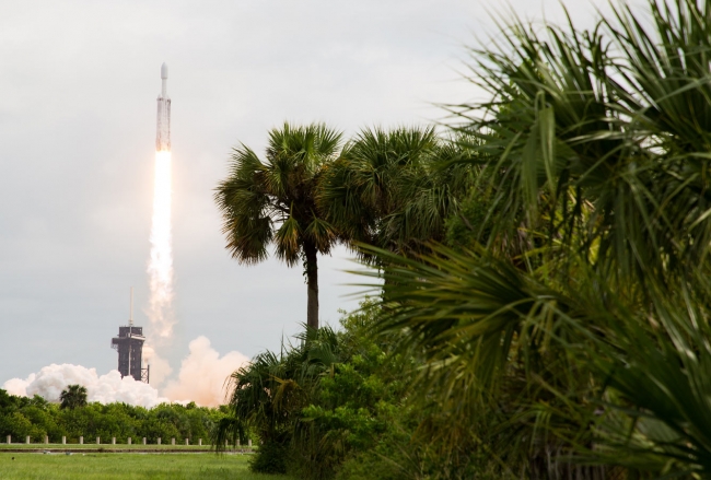 Старт космического корабля SpaceX Falcon Heavy