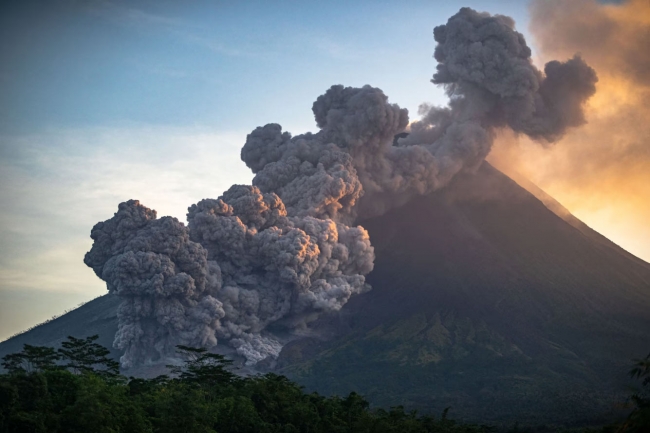 Красивые извержения вулканов 2022
