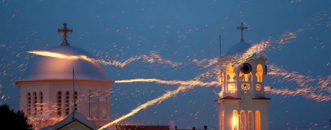 Традиционная пасхальная ракетная война в Греции