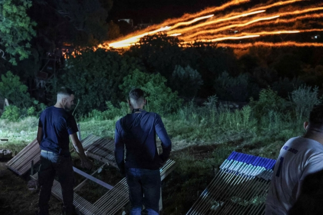 Традиционная пасхальная ракетная война в Греции