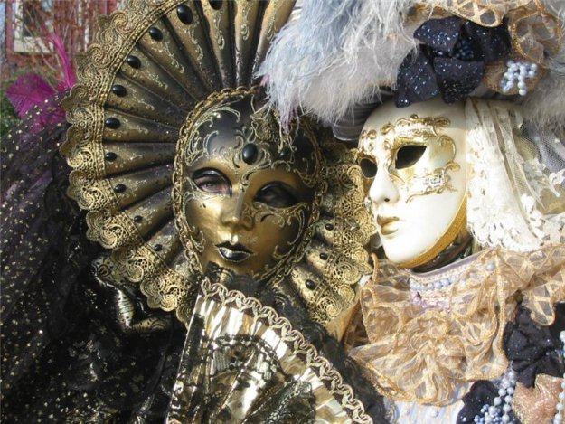 Коллекция интересных венецианских масок