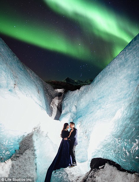 Пожалуй, самая красивая фотосессия помолвки, отснятая на ледниках Исландии