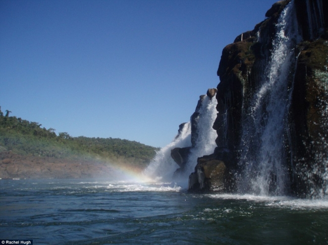 Такого вы больше нигде не увидите: уникальные боковые водопады на реке Игуасу в Аргентине
