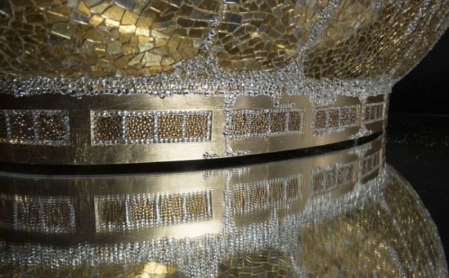 Золотая ванна, усыпанная кристаллами