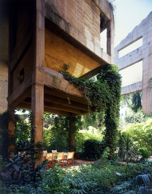 Знаменитый испанский архитектор превратил заброшенный цементный завод в свой дом