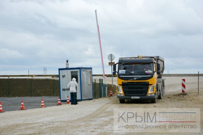 Строительство автоподходов к Крымскому мосту со стороны Керчи набирает обороты