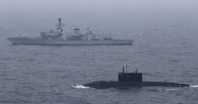 Подводная лодка "Краснодар" проходит пролив Ла-Манш