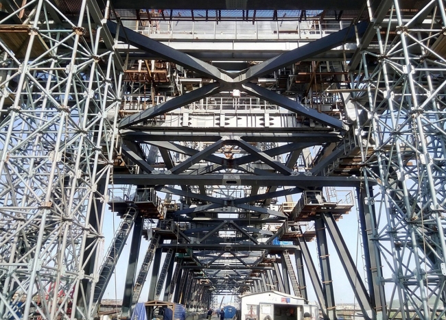 Строительство судоходных пролетов моста в Крым