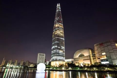 Башня небоскреб Lotte World Tower в Южной Корее