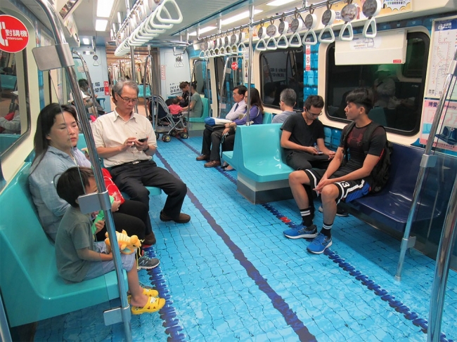 В столице Тайваня вагоны общественного транспорта выглядят как спортивные площадки