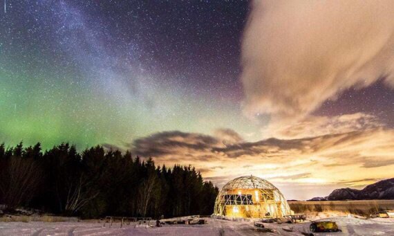 В Арктике семья с 4 детьми построила и живет в самодостаточном саманном доме под стеклянным куполом