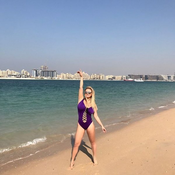 Анна Семенович в купальнике на пляже Дубая