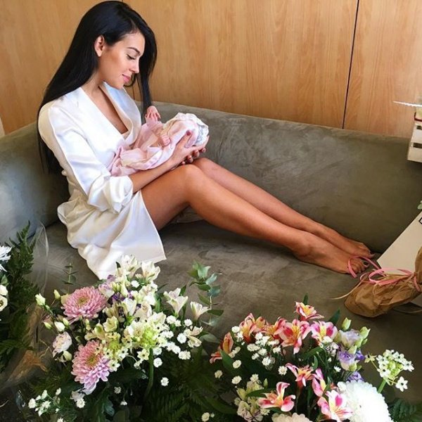 Подруга Криштиану Роналду выложила фото с новорожденной дочерью