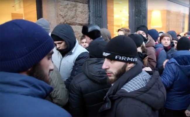 Как 40 чеченцев обломали толпу "ожидателей айфона"