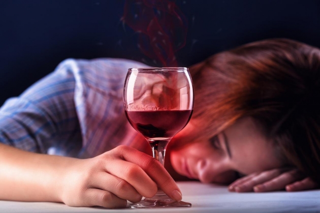 «Выпей немного вина, дорогая!» или как алкоголь влияет на женщин?