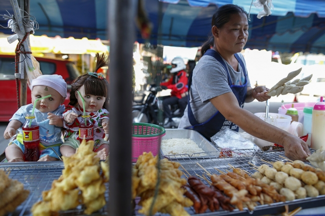 В Таиланде вирусно покупают кукол-талисманов