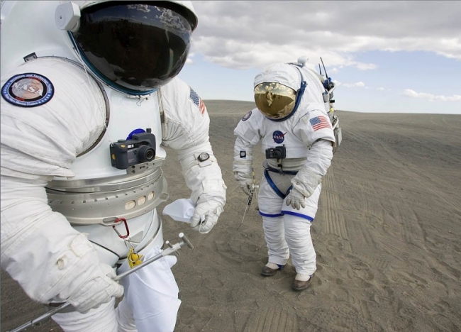 Через 5 лет NASA оснастит скафандр кнопкой «вернуть домой»