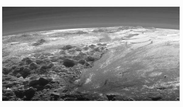 Дюны из метанового песка на Плутоне и другие космические открытия 2018 года