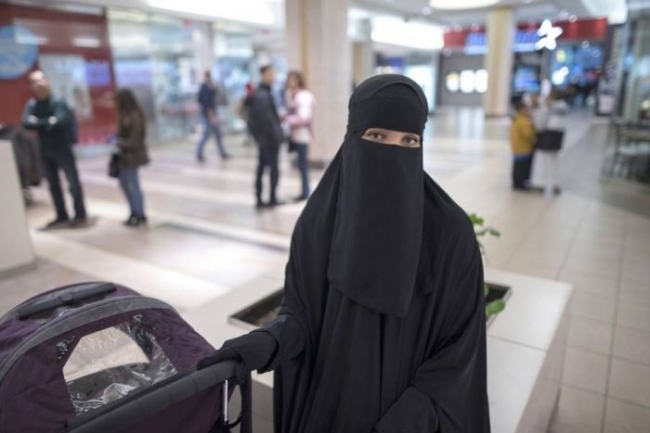 Как проходят паспортный контроль женщины-мусульманки (6 фото)