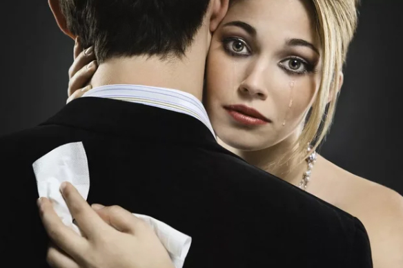 Как мужчина обманывает свою женщину: 7 признаков